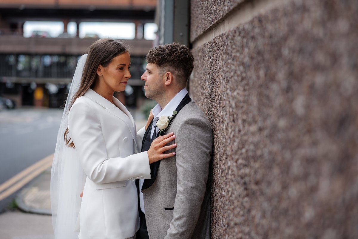 portraits bride groom city wedding